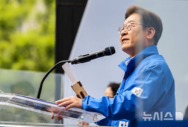 [서울=뉴시스] 권창회 기자= 이재명 더불어민주당 대선후보가 19일 서울 영등포구 타임스퀘어 광장에서 열린 유세에서 지지호소를 하고 있다. 2025.05.19. kch0523@newsis.com