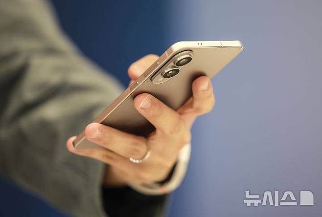 [서울=뉴시스] 정병혁 기자 = 13일 서울 서초구 삼성 강남에서 열린 삼성 갤럭시 S25 엣지 미디어 브리핑에서  취재진들이 삼성 갤럭시 S25 엣지를 살펴보고 있다. 2025.05.13. jhope@newsis.com