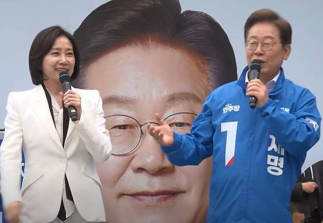 허은아 전 개혁신당 대표(왼쪽)가 19일 서울 영등포구 타임스퀘어 인근에서 열린 이재명 더불어민주당 대선 후보 유세에 참석해 이 후보와 인사를 나누고 있다. (사진=더불어민주당 공식 유튜브 채널 델리민주 캡처) *재판매 및 DB 금지