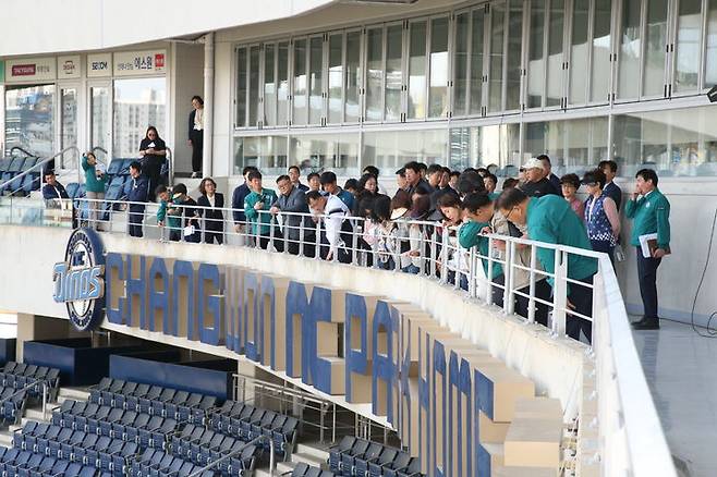 [창원=뉴시스] 경남 창원시가 19일 창원NC파크에서 시민참여 창원NC파크 안전검증단 현장 점검을 개최하고 있다. (사진=창원시청 제공) 2025.05.19. photo@newsis.com *재판매 및 DB 금지