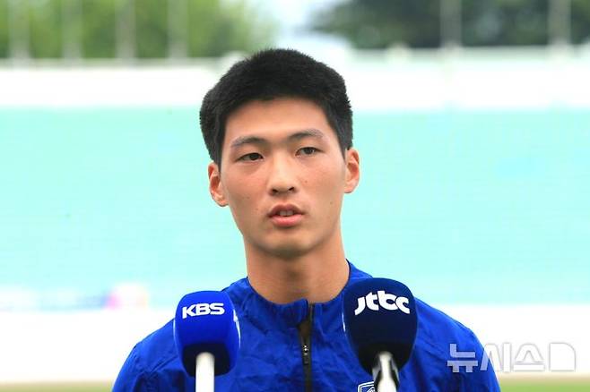 [원주=뉴시스] 이덕화 기자 = 19일 남자 20세 이하(U-20) 축구대표팀이 강원 원주시 종합운동장에서 소집훈련을 하고 있는 가운데 막내인 배승균 선수가 내달 이집트 카이로에서 열리는 평가전에 필승을 다짐하고 있다. 2025.05.19. wonder8768@newsis.com