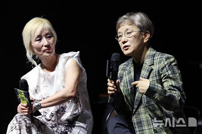 [서울=뉴시스] 박진희 기자 = 국립극단 연극 '헤다 가블러' 연출 박정희(오른쪽)와 배우 이혜영이 19일 서울 중구 명동예술극장에서 기자간담회를 하고 있다. 2025.05.19. pak7130@newsis.com