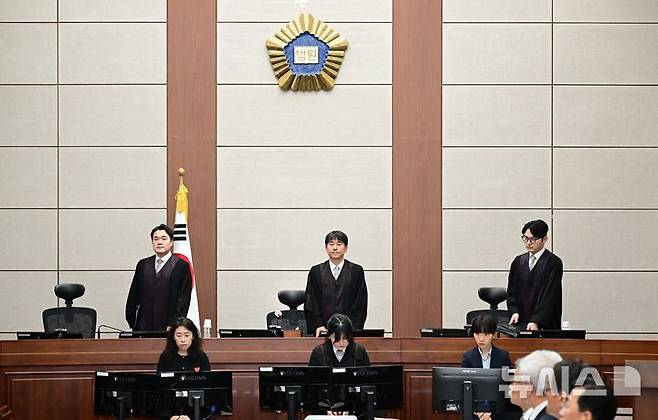 [서울=뉴시스] 사진공동취재단 = 지귀연 부장판사(가운데)가 윤석열 전 대통령의 내란 우두머리 혐의 재판을 하기 위해 지난달 21일 오전 서울 서초구 서울중앙지법 417호 법정으로 들어오고 있다. 2025.05.19. photo@newsis.com