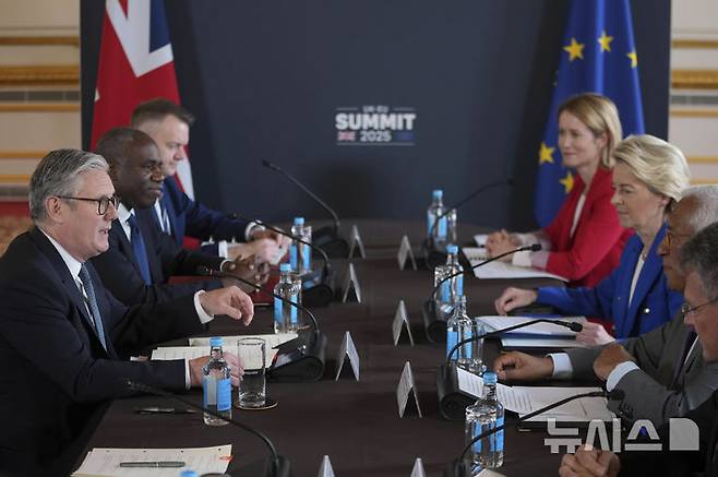 [런던=AP/뉴시스]키어 스타머 영국 총리(왼쪽)가 19일 런던에서 우르줄라 폰 데어 라이엔 유럽연합(EU) 집행위원장(오른쪽 3번째)과 회담하고 있다. 이번 회담은 브렉시트 이후 첫 공식 정상회담으로 양측 간 긴밀한 관계를 논의하기 위해 열렸다. 2025.05.19.