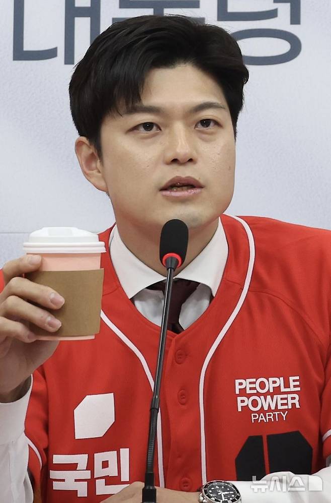 [서울=뉴시스] 조성봉 기자 = 김용태 국민의힘 비상대책위원장이 19일 오전 서울 여의도 국회에서 열린 중앙선거대책위원회 회의에서 ‘이재명 민주당 대선후보의 커피원가 발언’을 비판하며 커피를 들고 발언을 하고 있다. 2025.05.19. suncho21@newsis.com