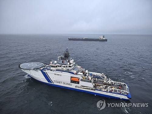 러시아 '그림자 선단' 소속 의심 선박을 감시하는 핀란드 국경 경비대 선박 [EPA=연합뉴스 자료사진]