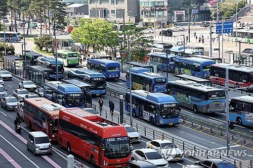 서울역 광장 앞 버스정류장 [연합뉴스 자료사진]
