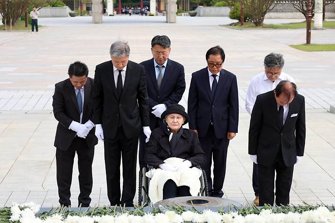 오월 영령에 참배하는 김옥숙 여사와 노재헌 이사장. [국립5·18민주묘지 제공]