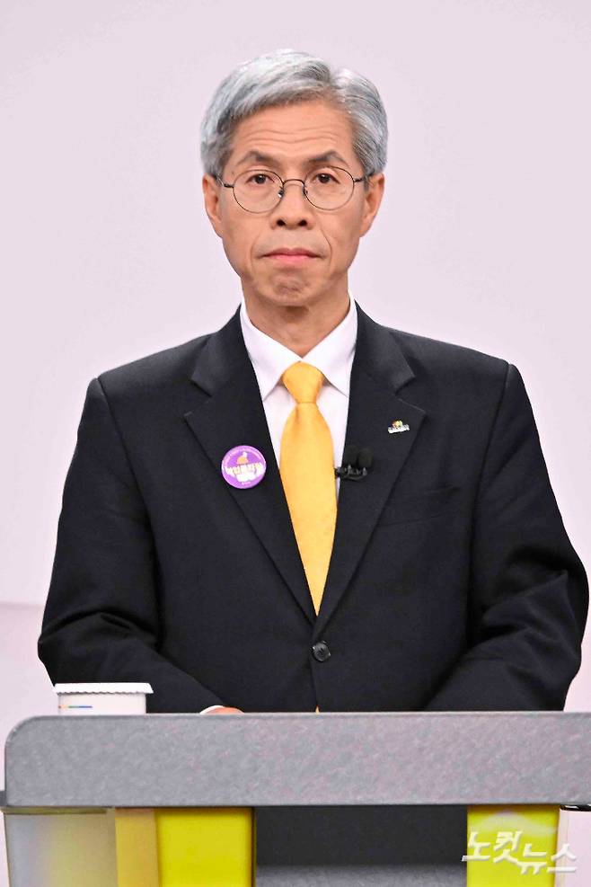 권영국 민주노동당 대선후보가 18일 서울 마포구 SBS프리즘타워에서 열린 중앙선거방송토론위원회 주관 제21대 대통령선거 후보자토론회에서 토론을 준비하고 있다. 국회사진취재단