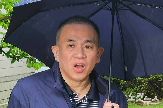 지난 4월 창원지법 앞 명태균 씨. 이형탁 기자