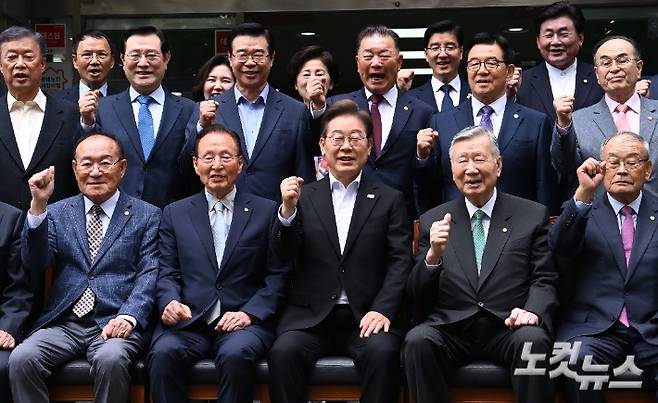 이재명 더불어민주당 대선 후보가 19일 오전 서울 용산구 대한노인회중앙회를 방문해 이중근 대한노인회장 등 참석자들과 기념촬영을 하고 있다. 류영주 기자