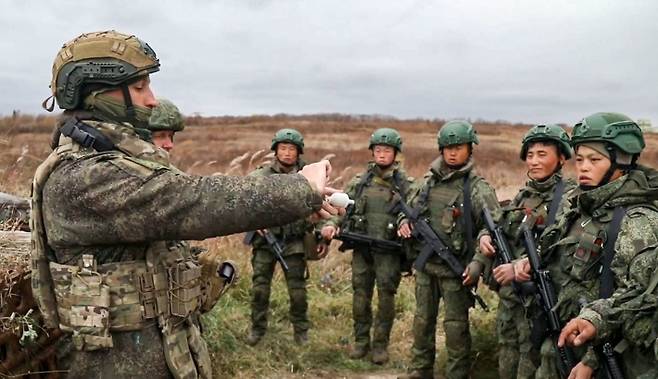 지난달 러시아 교관으로부터 훈련받는 북한 군인들. 연합뉴스