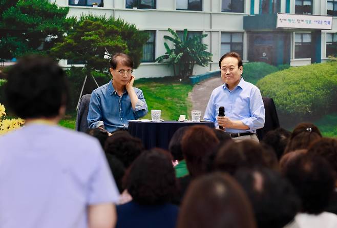 서거석 전북교육감이 19일 전북도립여성중고등학교에서 '교육감과 함께하는 공감토크'를 하고 있다. 전북교육청 제공
