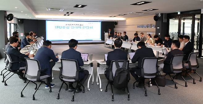 북서부권 경기창업혁신공간(고양)에서 열린 기업 현장 간부회의. 경기도경제과학진흥원 제공