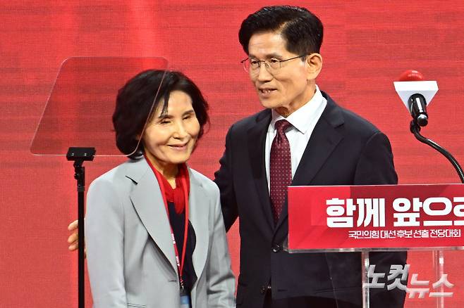 김문수 대선 후보가 부인 설난영 여사를 소개하고 있다. 윤창원 기자