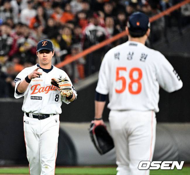 [OSEN=대전, 지형준 기자] 7회초 무사에서 한화 노시환이 LG 박동원의 3루땅볼에 호수비를 펼친 뒤 박상원에 볼을 건네고 있다. 2025.04.29 /jpnews@osen.co.kr