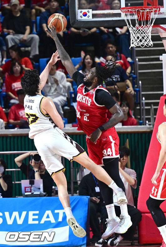 [OSEN=잠실학생체, 최규한 기자] 17일 오후 서울 잠실학생체육관에서 ‘2024-2025 KCC 프로농구’ 챔피언결정 7차전 서울 SK와 창원 LG의 경기가 열렸다.챔프 6차전까지 양 팀은 3승 3패로 팽팽하게 맞섰다. SK는 사상 첫 챔프전 리버스 스윕으로 통합 우승을, LG는 창단 첫 챔프전 우승을 노린다.3쿼터, SK 워니가 LG 타마요의 슛을 블록하고 있다. 2025.05.17 / dreamer@osen.co.kr