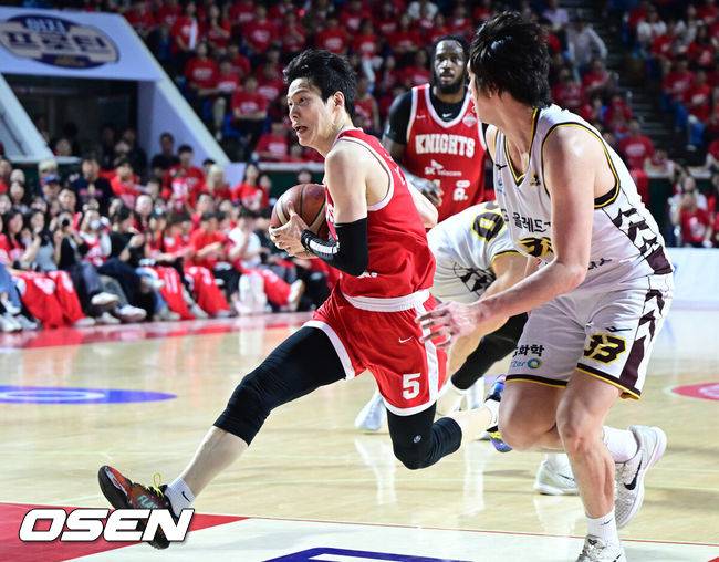 [OSEN=잠실학생체, 최규한 기자] 17일 오후 서울 잠실학생체육관에서 ‘2024-2025 KCC 프로농구’ 챔피언결정 7차전 서울 SK와 창원 LG의 경기가 열렸다.챔프 6차전까지 양 팀은 3승 3패로 팽팽하게 맞섰다. SK는 사상 첫 챔프전 리버스 스윕으로 통합 우승을, LG는 창단 첫 챔프전 우승을 노린다.3쿼터, SK 김선형이 돌파를 펼치고 있다. 2025.05.17 / dreamer@osen.co.kr