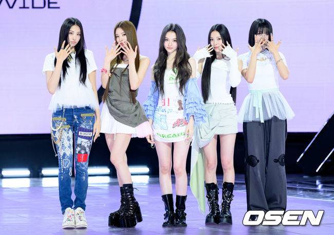 [OSEN=이대선 기자] 12일 오후 서울 마포구 SBS 프리즘 타워에서 MEOVV(미야오) 1st EP 'MY EYES OPEN VVIDE' 미디어 쇼케이스가 열렸다.12일 발매되는 첫 EP는 미야오의 시선과 내면을 다채롭게 펼쳐내며 그들만의 세계를 본격적으로 제시한다. 타이틀곡 '드랍탑(DROP TOP)'은 차분함과 경쾌함을 동시에 담아냈으며, 자신만의 시선으로 세상을 향해 나아가는 모습을 감각적으로 풀어낸 곡이다.미야오가 포토타임을 가지고 있다. 2025.05.12 /sunday@osen.co.kr