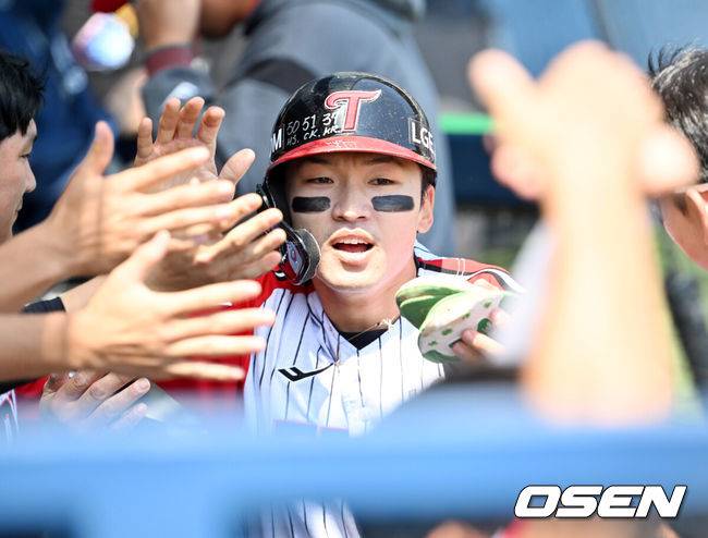 [OSEN=잠실, 민경훈 기자] 18일 오후 서울 잠실야구장에서 2025 신한 SOL Bank KBO리그 LG 트윈스와 KT 위즈의 경기가 열렸다.LG는 치리노스, KT는 헤이수스를 선발 투수로 내세웠다.1회말 무사 주자 1루 LG 김현수의 우익수 오른쪽 선취 1타점 적시 2루타때 홈을 밟은 박해민이 덕아웃에서 하이파이브를 하고 있다. 2025.05.18 /rumi@osen.co.kr