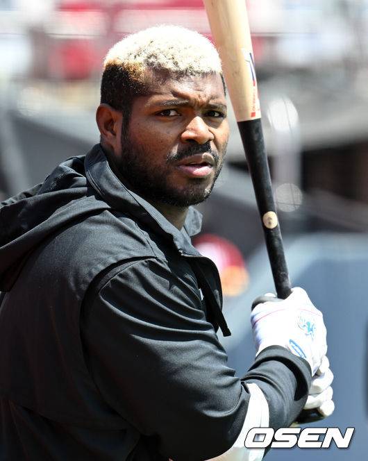 [OSEN=수원, 조은정 기자]4일 오후 수원 KT위즈파크에서 ‘2025 신한 SOL Bank KBO리그’ KT 위즈와 키움 히어로즈의 경기가 열린다.이날 경기에 홈팀 KT는 쿠에바스, 원정팀 키움은 김선기를 선발로 내세웠다.키움 푸이그가 훈련을 하고 있다. 2025.05.04