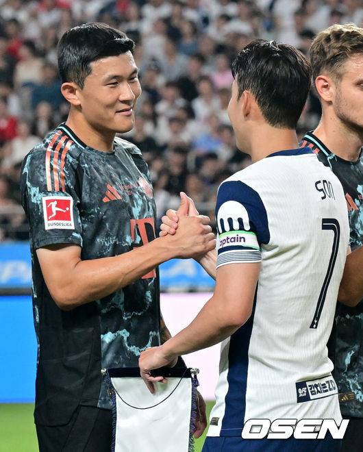 [OSEN=서울월드컵경기장, 조은정 기자]3일 오후 서울월드컵경기장에서 쿠팡플레이 시리즈 토트넘 훗스퍼와 바이에른 뮌헨의 경기가 열렸다.손흥민과 김민재가 나란히 선발로 나서면서 팬들이 고대하던&nbsp;'국가대표 공수 맞대결'이 성사됐다.&nbsp;대한민국 국가대표팀에서 오랫동안 호흡을 맞춰온 둘은 처음으로 서로를 적으로 상대하게 됐다.뮌헨 김민재, 토트넘 손흥민이 경기를 앞두고 인사를 나누고 있다. 2024.08.03 /cej@osen.co.kr