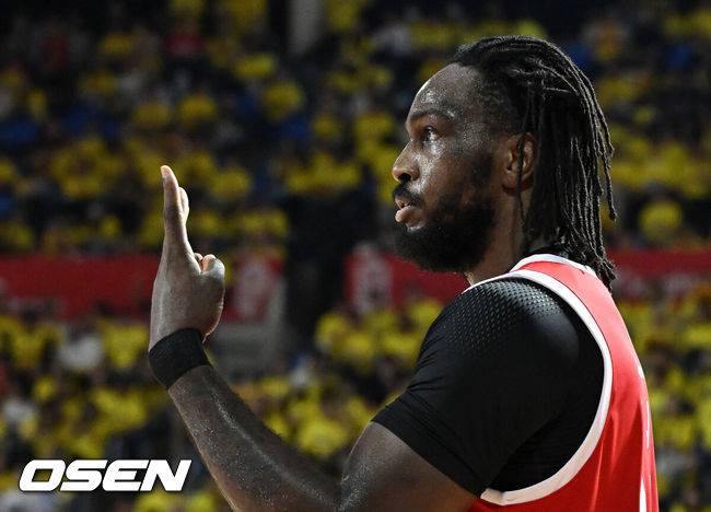 [OSEN=잠실, 이대선 기자] 13일 오후 서울 잠실학생체육관에서 2024-2025 KBL 챔피언결정전 5차전 서울 SK와 창원 LG의 경기가 열렸다.LG는 1~3차전 승리 후 4차전 패배로 우승 확정 기회 놓쳤지만, 100% 우승 확률 유지하고 있다. SK는 4차전을 승리하며 사상 첫 역스윕 우승에 도전한다.2쿼터 SK 워니가 슛을 성공시키고 환호하고 있다. 2025.05.13 /sunday@osen.co.kr