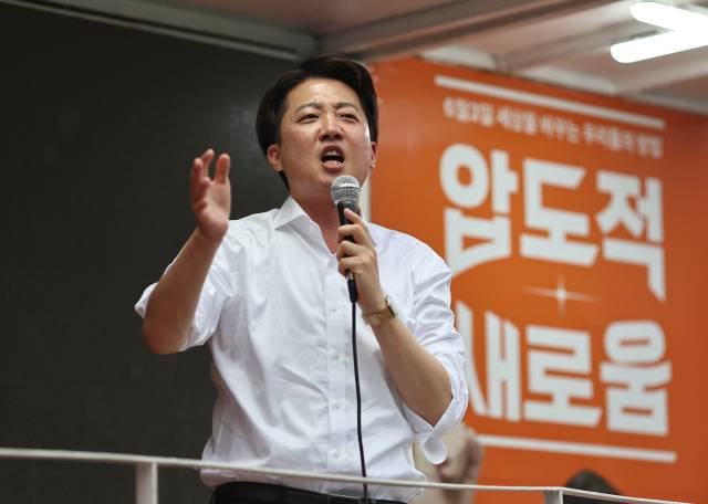 ▲개혁신당 이준석 대선 후보가 16일 충청남도 천안중앙시장에서 유세차량에 올라 발언하고 있다. ⓒ연합뉴스