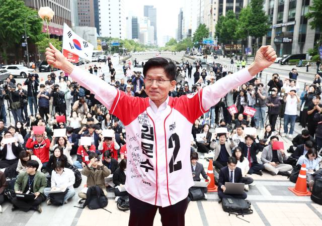 ▲국민의힘 김문수 대선 후보가 19일 서울 청계광장에서 청년 정책 공약 발표를 마친 뒤 인사하고 있다. ⓒ연합뉴스