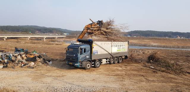 ▲강릉시는 기후변화로 인한 여름철 자연재해에 선제적으로 대응하기 위해 지난 3월 3일부터 4월 10일까지 지방하천 22개소, 소하천 128개소에 대해 시설 점검을 완료했다. ⓒ강릉시