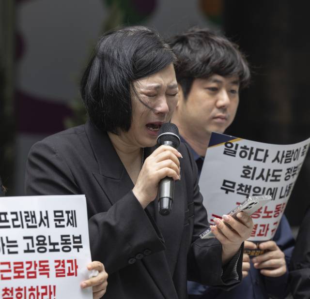 ▲19일 서울 중구 서울고용노동청 앞에서 열린 MBC 기상캐스터였던 고(故) 오요안나씨 특별감독결과 규탄 기자회견에서 오씨의 어머니 장연미 씨가 발언하다 오열하고 있다. 이날 회견에서 오씨의 어머니 장 씨는 오씨가 근로기준법상 근로자로 인정되지 않는다는 고용노동부의 특별근로감독 결과에 대해 "절대로 받아들일 수 없다"고 밝혔다. ⓒ연합뉴스
