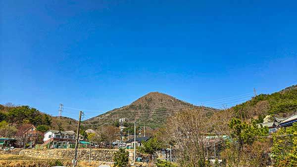 마을에서 바라본 문수산.