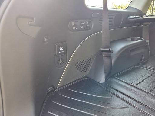 트렁크 왼쪽에 자리 잡은 V2L 버튼.