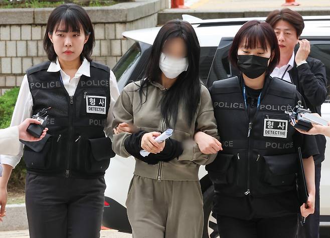 축구선수 손흥민을 상대로 임신 사실을 폭로하겠다고 협박해 3억여원을 뜯어낸 혐의(공갈)로 구속된 20대 여성 양모씨가 17일 서울 서초구 서울중앙지법에서 열린 구속 전 피의자 심문(영장실질심사)에 출석하고 있다. 뉴스1