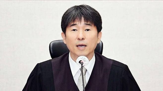 지귀연 부장판사가 지난 4월 21일 서울 서초구 서울중앙지법 417호 법정에서 열린 윤석열 전 대통령의 내란 우두머리 혐의 재판을 하기 전 언론 공개에 대한 발언을 하고 있다. 사진공동취재단