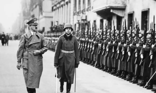아돌프 히틀러 독일 총통(왼쪽)이 독일군을 사열하고 있다.&nbsp;히틀러는 의원내각제 국가 독일의 총리로 재직하던&nbsp;1934년 고령의 대통령이 사망한&nbsp;뒤 총리와 대통령 직위를 하나로 합치는 법률 개정을 통해 명실상부한 독일의 최고 통치자가 되었다. SNS 캡처
