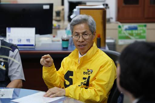민주노동당 권영국 대선 후보가 19일 정책협약을 체결을 위해 인천 부평구 한국지엠 부평공장을 찾아 대화하고 있다. 뉴스1