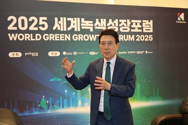 세계녹색성장포럼 현장에서의 이강덕 포항시장. 포항시 제공