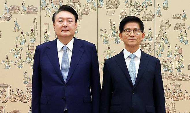 지난 2024년 8월 고용노동부 장관 임명장을 수여받은 뒤 윤석열 전 대통령과 기념촬영을 하고 있다. 대통령실통신사진기자단