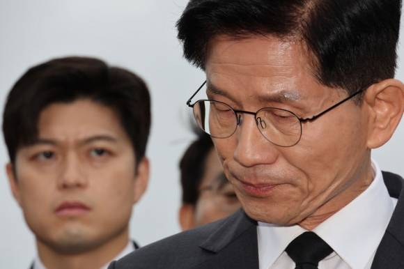 김문수와 김용태 - 국민의힘 김문수 대선 후보가 17일 광주 북구 국립 5·18 민주묘지를 찾아 박관현 열사 묘역에서 참배하고 있다. 왼쪽은 김 후보를 바라보는 김용태 비상대책위원장.  광주 연합뉴스