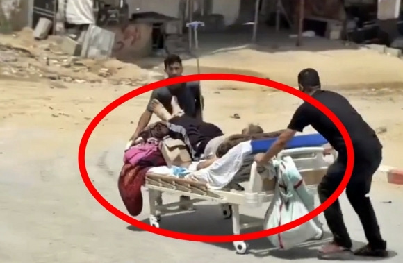 18일(현지시간) ‘기드온의 전차 작전’ 계획에 따라 팔레스타인 가자지구 전역에서 광범위한 새 지상작전을 개시한 이스라엘군이 가자 북부 인도네시아병원을 ‘포위 공격’하자, 의료진이 환자들을 병원침대와 휠체어째 피신시키고 있다. 2025.5.18 엑스