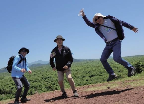 올레길을 걷다가 김일환 제주대학교 총장을 비롯해 멘토들이 하늘 높이 점프하며 사진을 찍으려 하고 있다. 제주대학교 제공