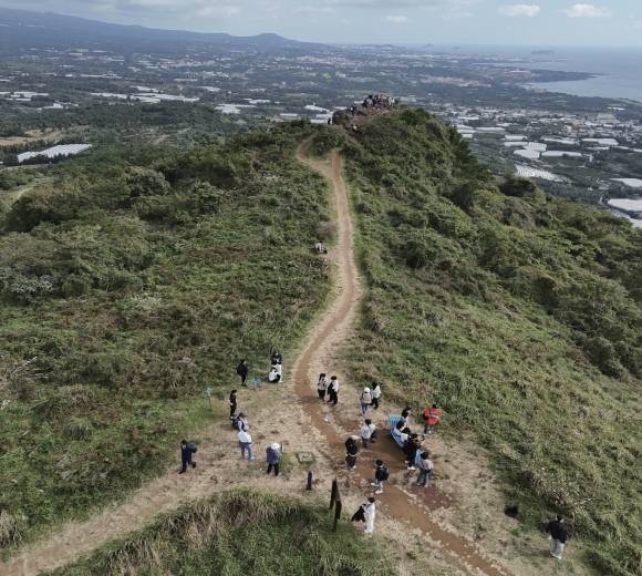 제주대학생들이 ‘제주올레길과 자아성찰’ 과목을 수강한 학생들이 올레길을 걷고 있다. 제주대학교 제공