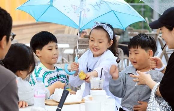 서울 노원두물마루에서 어린이들이 주말 나들이를 즐기는 모습.   노원구 제공