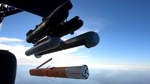 미군 헬기에서 투하되는 LE-MR로 시험된 안두릴 인더스트리의 알티우스-700. 출처=미 육군