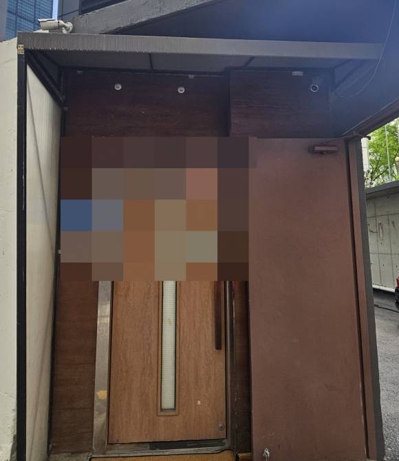 더불어민주당이 지귀연 부장판사의 ‘룸살롱 접대 의혹’ 장소로 지목한 것으로 알려진 업소의 출입구. 유규상 기자
