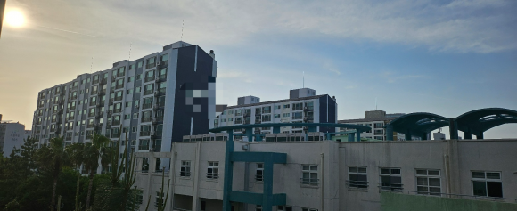 제주도가 30가구 이상 공동주택 등을 신·개축때 태양광 등 신재생에너지 설비를 의무적으로 도입하는 방안을 추진하고 있다. 사진은 노형동의 한 아파트단지의 모습. 제주 강동삼 기자