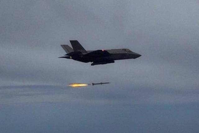 공군 F-35A 전투기가 ‘2024 을지 자유의 방패’ 연습 2부에서 이뤄진 ‘한미 연합 공대공·공대지 실사격 훈련’ 중 서해상에서 순항미사일·무인공격기 역할을 하는 훈련용 표적을 향해 AIM-120C 암람 공대공 미사일을 발사하고 있다. 사진 제공=공군
