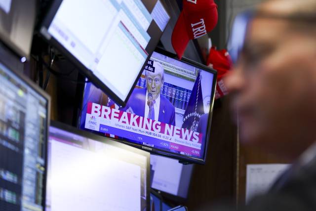 최근 미국 뉴욕주식거래소 내 TV 모니터로 속보가 흘러나오고 있다. EPA연합뉴스