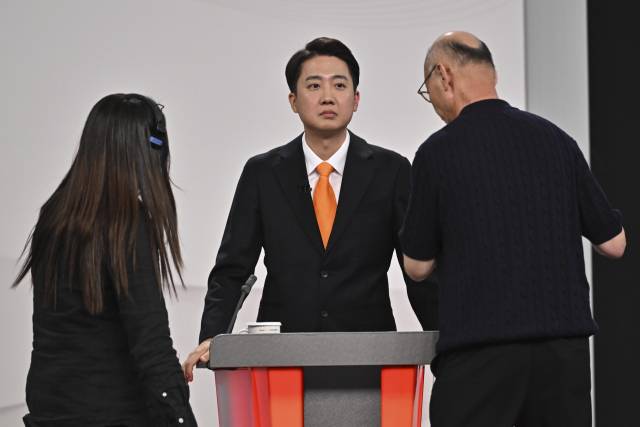 개혁신당 이준석 대선후보가 18일 서울 마포구 상암동 SBS 프리즘센터 스튜디오에서 열린 제21대 대선 1차 후보자 토론회를 준비하고 있다. 연합뉴스